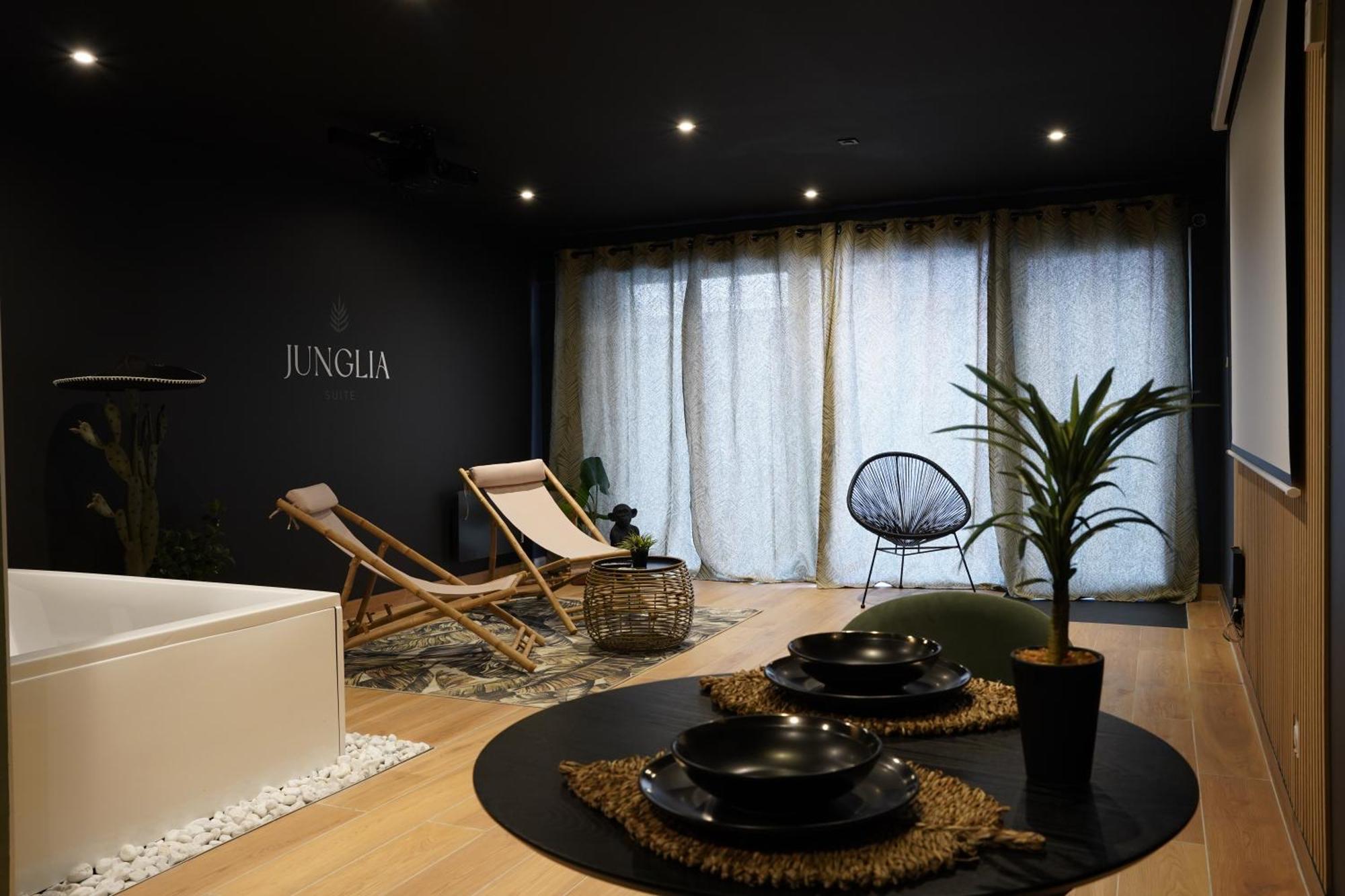 Junglia Suite - Spa & Cine Μπουργκ-αν-Μπρες Εξωτερικό φωτογραφία