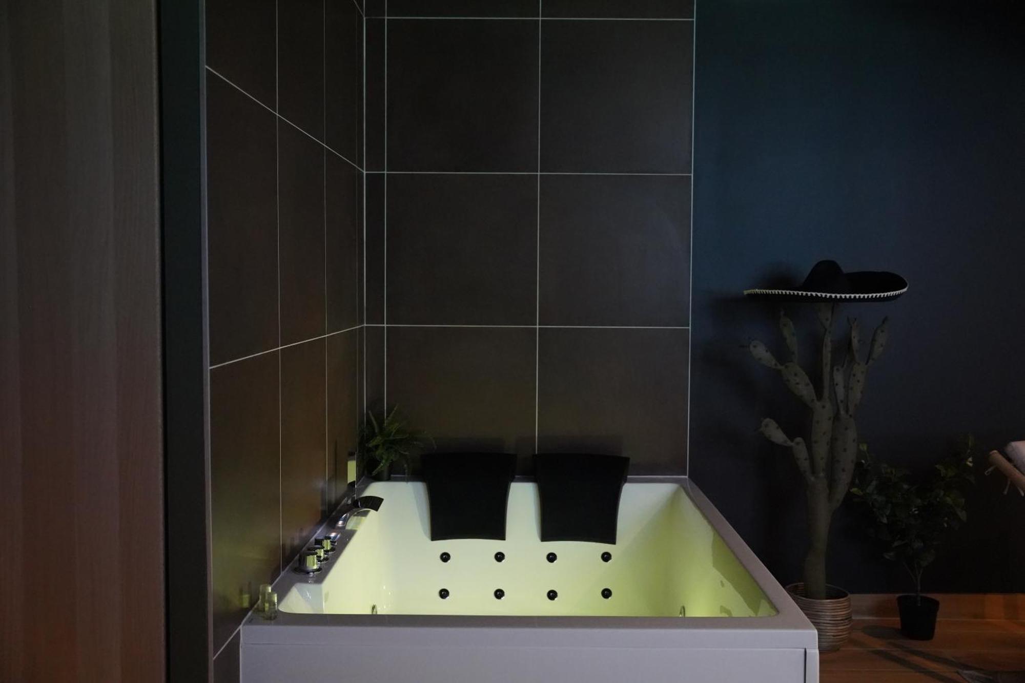 Junglia Suite - Spa & Cine Μπουργκ-αν-Μπρες Εξωτερικό φωτογραφία